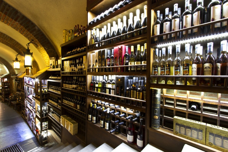 bar-CHATEAUVIEUX-min_world_street_travel_shop_canon_georgia_wine_bottles-429767